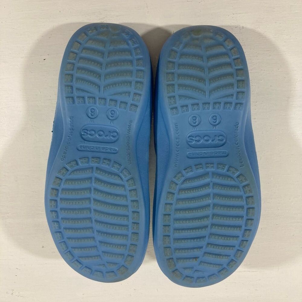 UNC Crocs Thong Sandals Unisex M6 W8 Blue Gray Flip Flop Like New - Picture 7 of 9